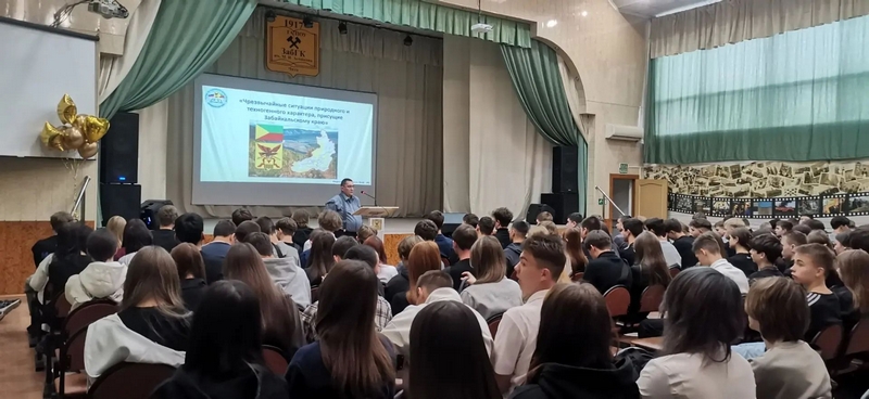 В рамках празднования Дня гражданской обороны сотрудники Учебно-методического центра по ГО и ЧС Забайкальского края провели серию открытых уроков для школьников и студентов Горного колледжа.